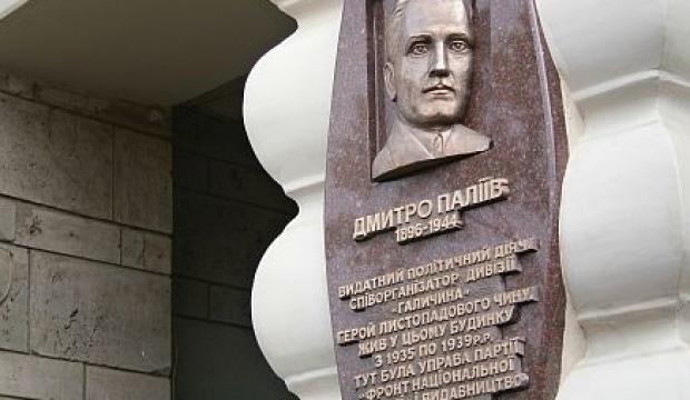 Дмитро Паліїв народився в 1896 році у с. Перевозець біля Калуша в Галичині. Закінчив гімназію в Коломиї. З початком Перш