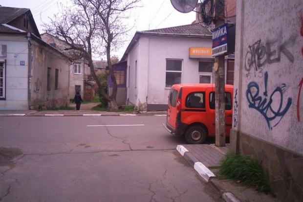 Виїхати у цьому місці без пригод на вуклицю Грушевського можна хіба що КамАЗом | Фото: Ігор Мудрик