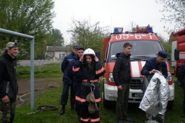 Бажаючі із задоволенням одягали бойовий одяг і спорядження, аби відчути себе як працюють рятівники