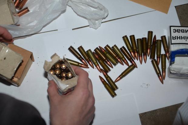 Санкція статті за торгівлю боєприпасами передбачає покарання у виді позбавлення волі на строк від трьох до семи років | 