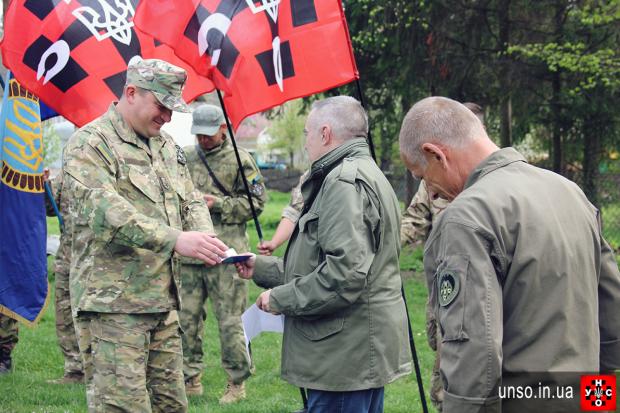 Нагороду отримує учасник АТО, калушанин Олександр Коваль (зліва)