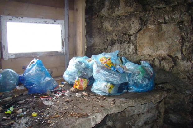 Туристи складають сміття у пакети та залишають на вершині | Фото: Vasyl Fitsak/Facebook