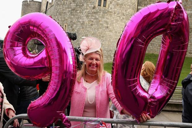 Сотні британців з елементами національної символіки та повітряними кульками зустрічають Єлизавету у Віндзорському парку 