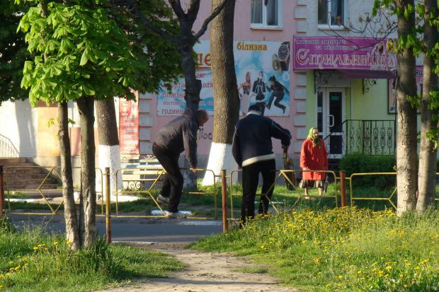 Калушани, за старою звичкою, ходять старими стежками, долаючи заварені перила