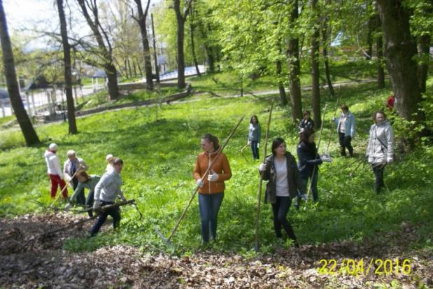 З бажанням зробити своє місто чистим та затишним до заходів долучилися усі навчальні заклади міста | Фото: Управління ос