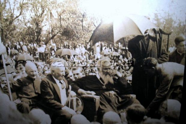 Митрополит у Калуші біля церкви святого Архистратига Михаїла. Невідомо, як Шептицький добирався до Калуша &ndash; чи зал