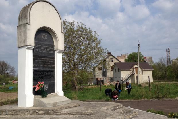 Учні Калуської гімназії прибрали старе єврейське кладовище, яке розташоване неподалік навчального закладу