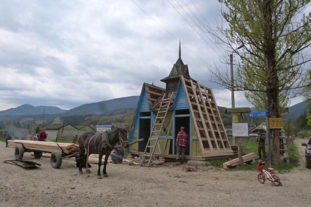 Автобусна зупинка в Осмолоді стане затишнішою | Фото: Віктор Худяк
