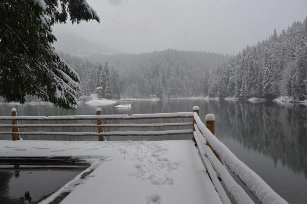 Сніг лише додав мальовничості цій водоймі. Туристи охоче милувалися і фотографувалися на фоні засніженого квітневого озе