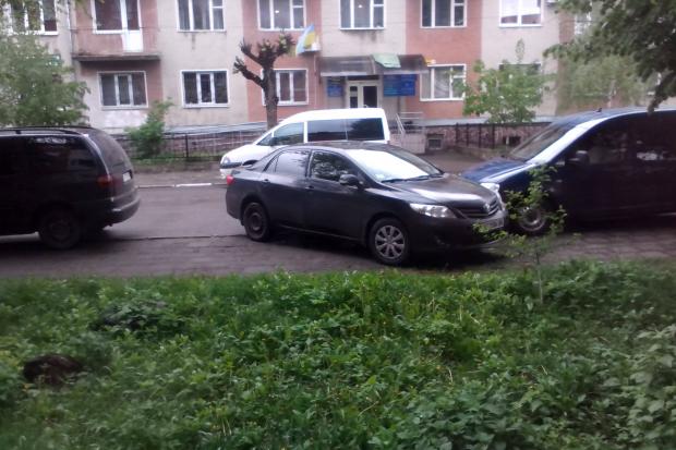 Так нині вранці виглядав тротуар на вулиці Чорновола