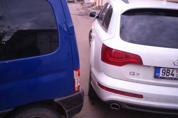 Розблокували дорогу лише після того, як приїхали поліцейські, щоб задокументувати пригоду для подальшого відшкодування н