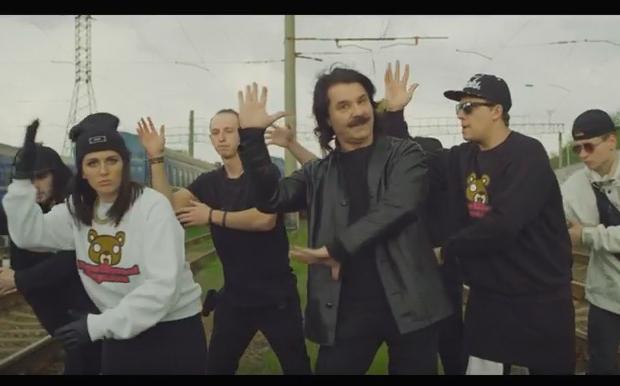 Як ідеться у прес-релізі "Укразлізниці", Павло Зібров "зухвало розгулював, гарцював та співав на залізнич