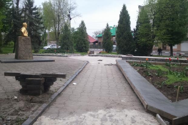Сквер на вулиці Бандери у Калуші активно оновлюють | Фото: Калуш Урбаністичний/ВКонтакте