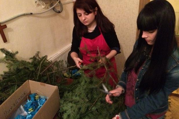 Учасники акції вирішили відмовитися від штучних, пластмасових ритуальних прикрас, які несуть небезпеку для екології