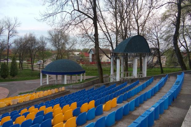 У парку ретельно прибирають, готуючи його до літнього сезону | Фото: Тетяна Кіндюх