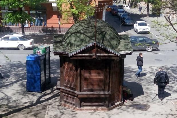 Патрульні, які приїхали на виклик, передали чоловіка медикам | Фото: Коля Волков/Facebook