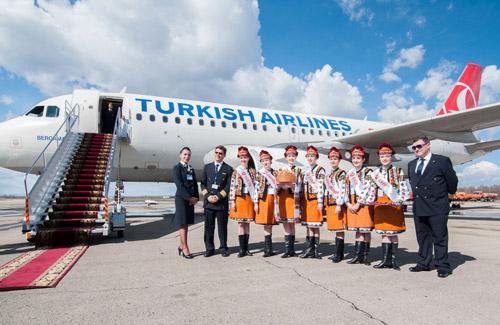 Аеропорт повідомив авіакомпанії, що комісія під час вивчення поверхонь аеродрому виявила тріщини і лущення бетонного пок