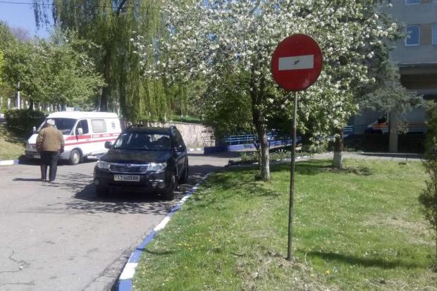 Водіям зручно паркуватися біля лікарні, але "швидкій" доводиться маневрувати | Фото: Назарій Голинський&lrm;