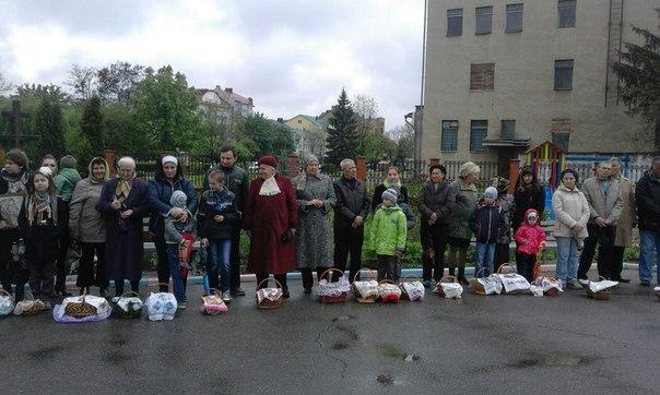 Посвячення пасок біля головного храму УПЦ Київського патріархату у Калуші | Фото: sobor-kalush.com.ua