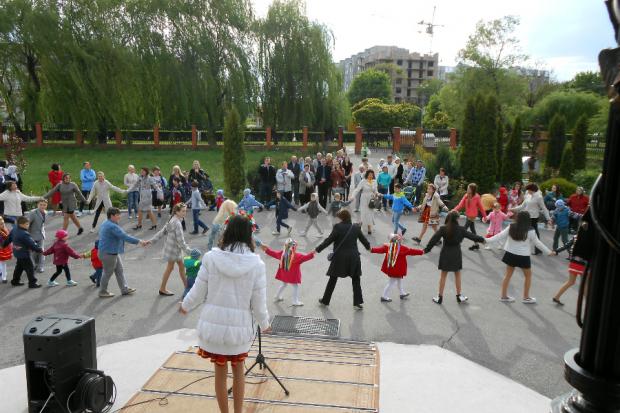 Під спів веснянок присутні водили гаївки, веселилися та співали | Фото: sobor-kalush.com.ua