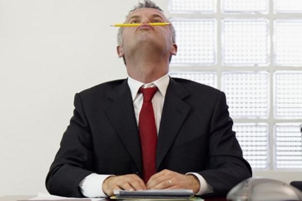 Дезнард заявив, що керівництво позбавило його управлінської посади і замість цього чотири роки доручало йому вирішувати 