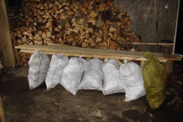 Поки ВАсиль Фіцак збирав сміття, туристи шукали "централізований смітник" | Фото: Vasyl Fitsak 