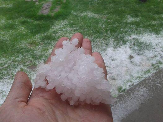 Такий град нині випав у селі Майдан під Івано-Франківськом | Фото: Михайло Сеньків