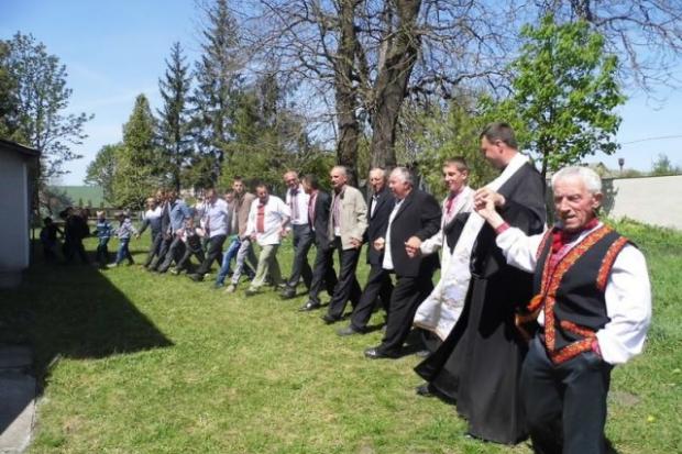 Жінкам і дівчатам &mdash; до чоловічого танцю зась! | Фото: gorodenkanews.if.ua