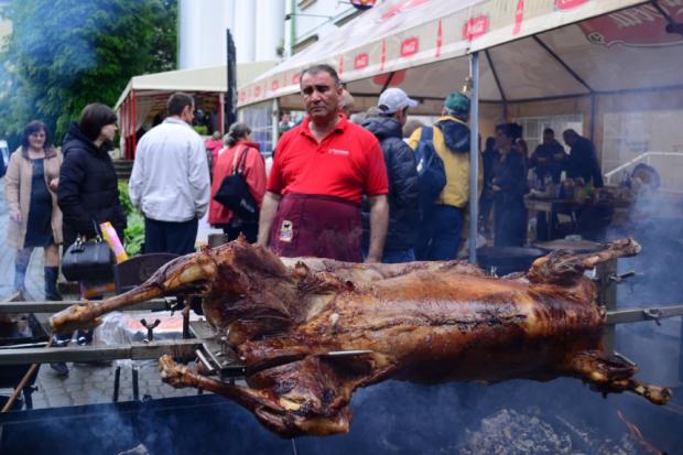 Два дні поспіль франківчани куштували страви кухонь Карпатського єврорегіону