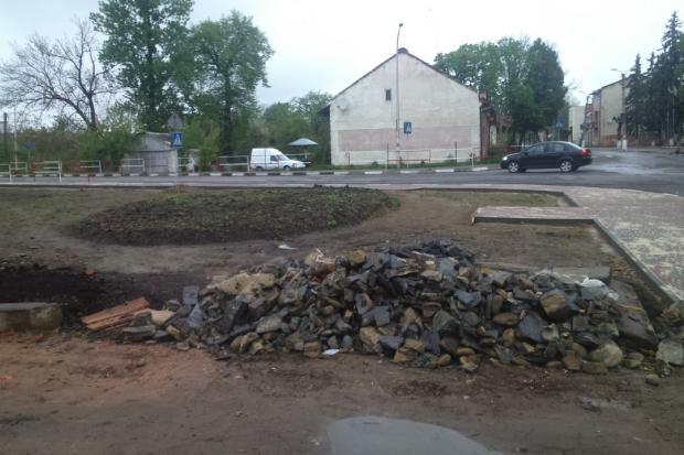 Влаштування клумби замість знесеного будинку на розі вулиць Чорновола &mdash; Помаранчевої Революції | Фото: Калуш Урбан