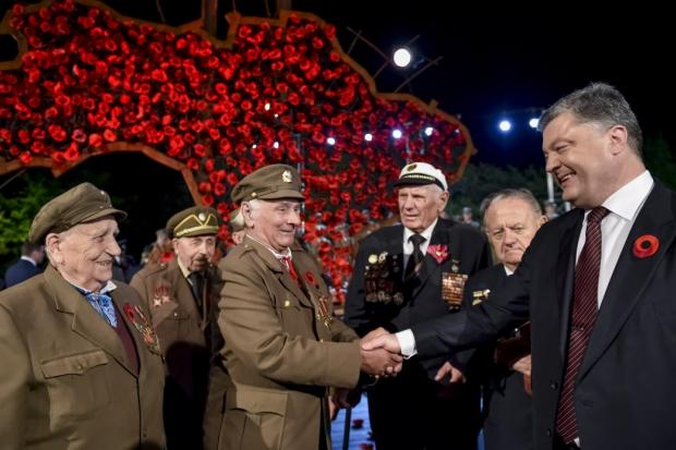 Глава держави додав, що нинішнє покоління захисників також об'єднало Україну | Фото: прес-служба президента