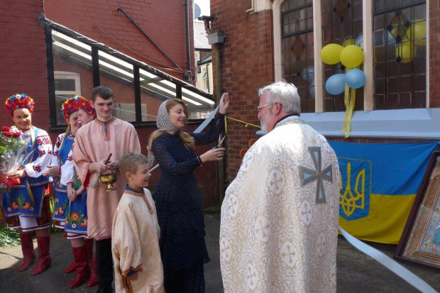 Тіна Кароль презентувала Центру старовинну афонську ікону "Богородиця неустанної помочі"