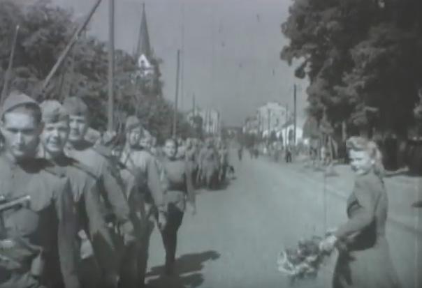 У радянській кінохроніці червоноармійцям дівчата у Станіславі вручають квіти | Фото: Скрін з відео