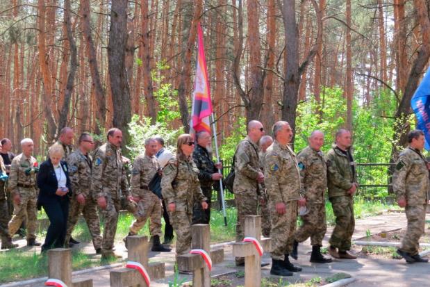 Траурні вінки на могили невідомим воякам АТО робили волонтери восьми міст України