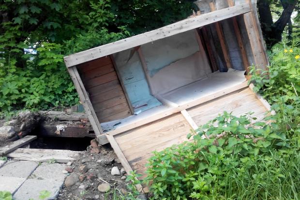 Громадський туалет, очевидно, комусь заважав | Фото: Фото Сева Забрицький 