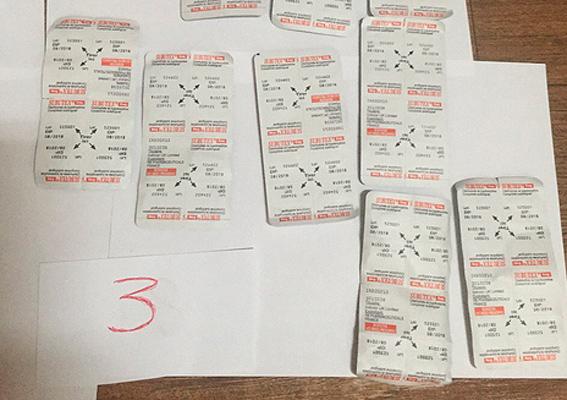 Наразі проведено обшуки у службових приміщеннях та за місцем проживання затриманих. Під час обшуків виявлено наркотичні 