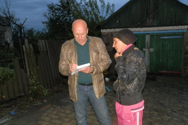 Три найбільш постраждалі сім'ї будуть розселені на період ремонту покрівлі їх домівок | Фото: Луганська обласна дер