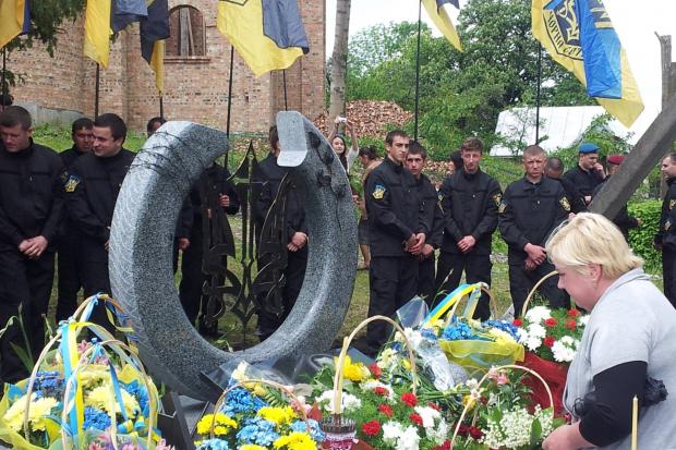 У Великій Кам'янці встановили пам'ятник загиблим Героям Небесної Сотні | Фото: Olga Baranecka/Facebook