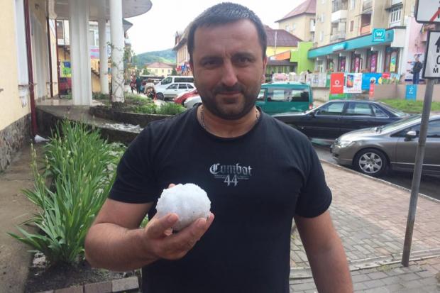 На Прикарпатті заливає дощами та засипає градом | Фото: Віталій Мацьоцький/Facebook