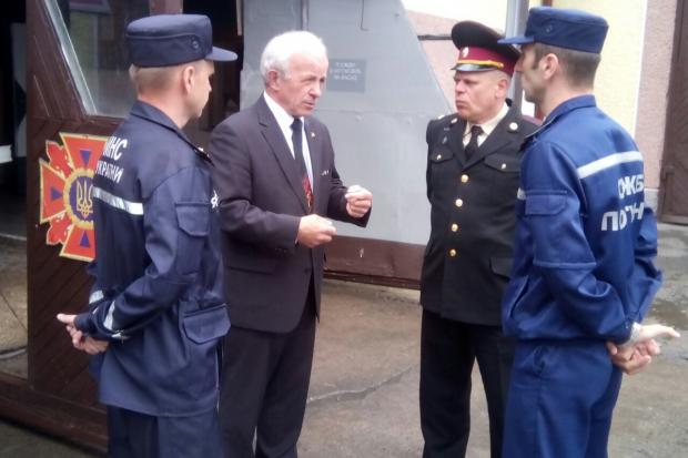 Члени делегації презентували вогнеборцям бойовий одяг: ремені, куртки, штани, комбінезони, чоботи, а також аптечки | Фот