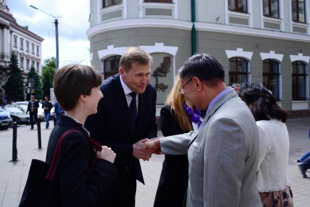 Голова облдержадміністрації Олег Гончарук вітає Шіґекі Сумі