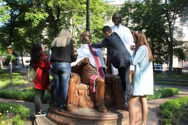  В центры Ывано-Франкывську у вишиванку одягли пам'ятник  | Фото: "Moloda Prosvita" Ivano-Frankivsk'