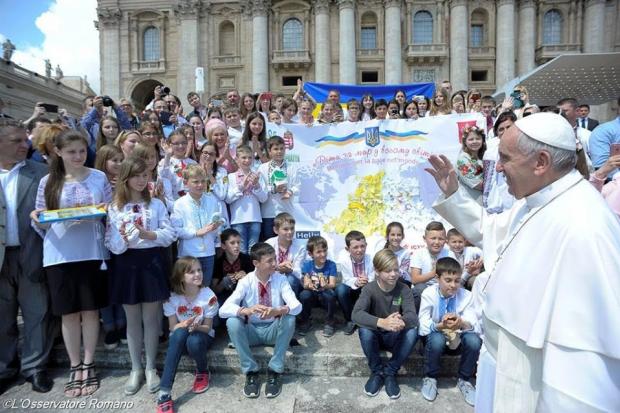 Під час перебування в Римі, діти виступили перед Папою Римським Франциском І та виконали пісню "Діти за мир"