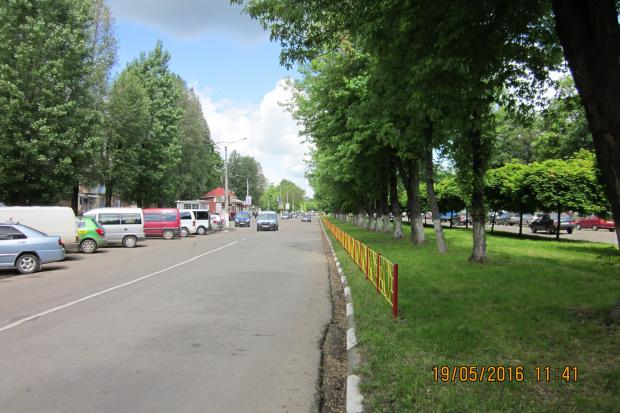 Комунальники пофарбували металеві загорожі на найдовшій вулиці міста