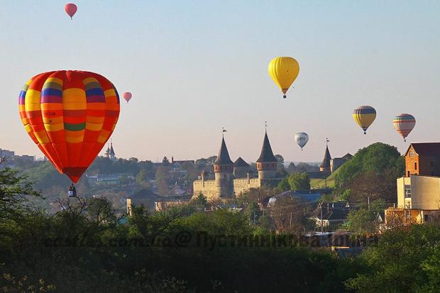 Повітроплавні змагання у місті беруть свій початок з 1998 року. Над містом у повітря здіймаються близько 10&ndash;15 кул