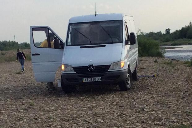 Автівки водії миють просто на березі річки