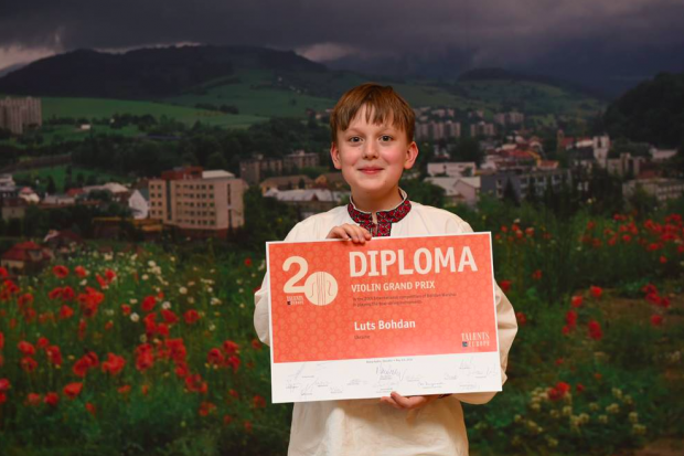 Тільки вдома Богдан присвячує музиці по 3-4 години щодня