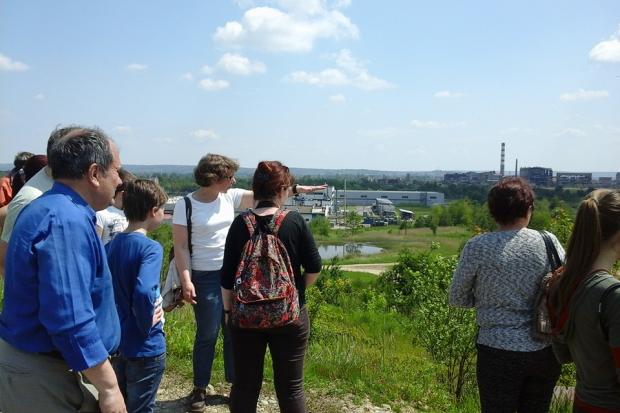 Львів'яни робили селфі на фоні промзони та хвостосховищ | Фото: Калуш туристичний/Facebook