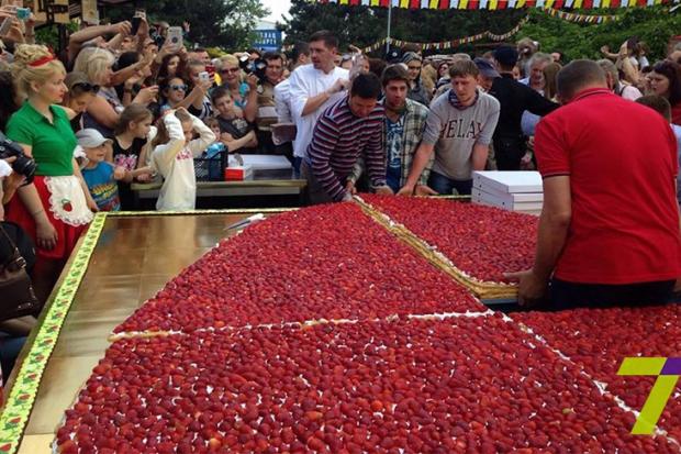 Всіх гостей свята пригостили полуничним тортом, який мав просто гігантські розміри | Фото: gazeta.ua