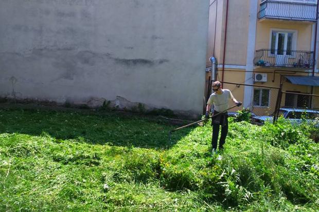 Організатори фестивалю завершують підготовку локації, на якій проходитиме фестиваль  | Фото: Оксана Гузинець-Мудрик 